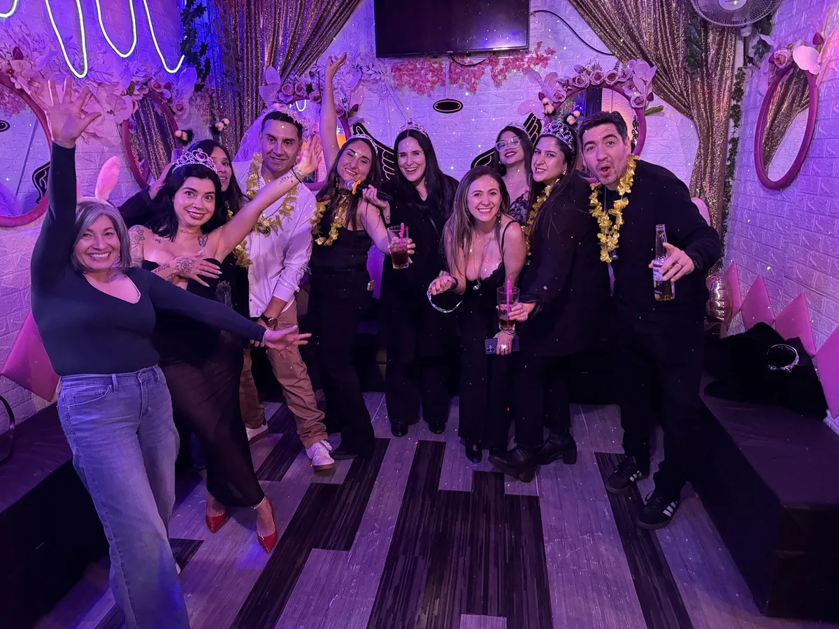 Grupo mixto de amigos y amigas celebrando en el Club de Princesas, ambiente gay friendly